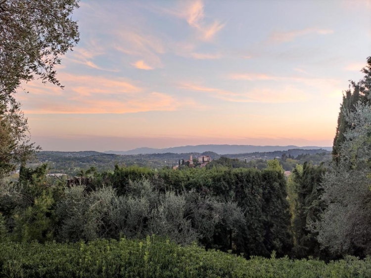 Vista para Cannes e para as montanhas Esterel  