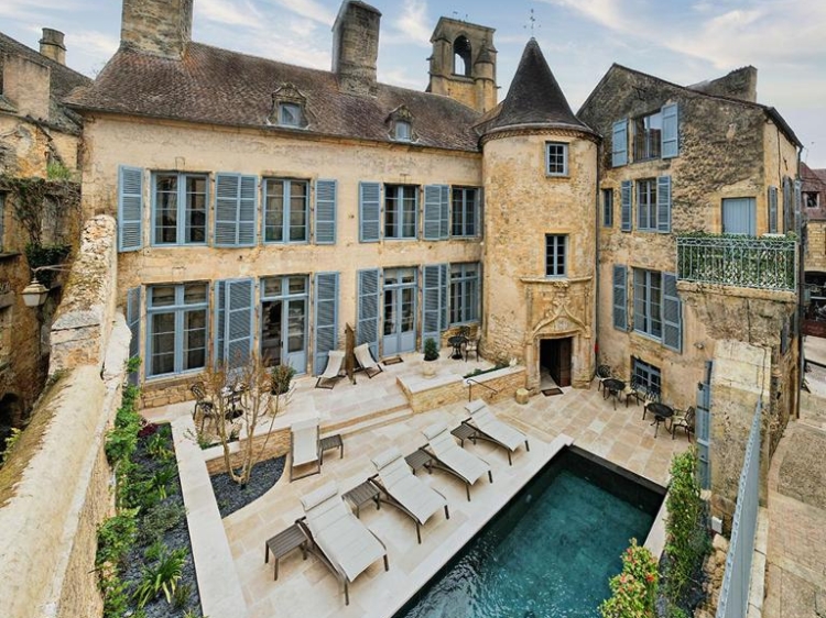 Hotel Le Petite Manoir em Sarlat-la-Canéda, França. Hotel agradável, exclusivo e tradicional. Quartos de luxo e piscina. 